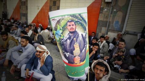 Huthi-Rebellen mit einem Porträt des Anführers Abdulmalik al-Huthi (Bildquelle: picture-alliance/epa/Y. Arhab)